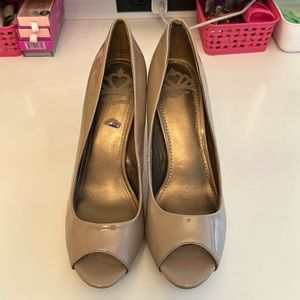 NUDE FERGALICIOUS OPEN TOE HEELS